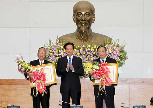 Thủ tướng Nguyễn Tấn Dũng trao Huân chương Hồ Chí Minh cho nguyên Phó thủ tướng Trương Vĩnh Trọng, Phạm Gia Khiêm